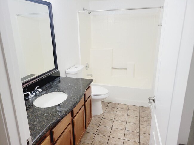 Building Photo - *Great 3 Bedroom Condo in Lakes Area*