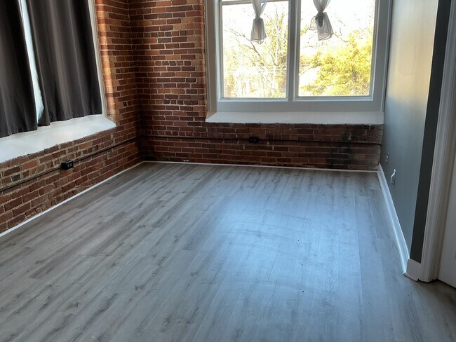 Building Photo - 201 S Hoskins Rd