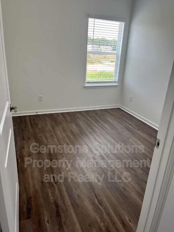 Building Photo - 2213 Zeva Cir