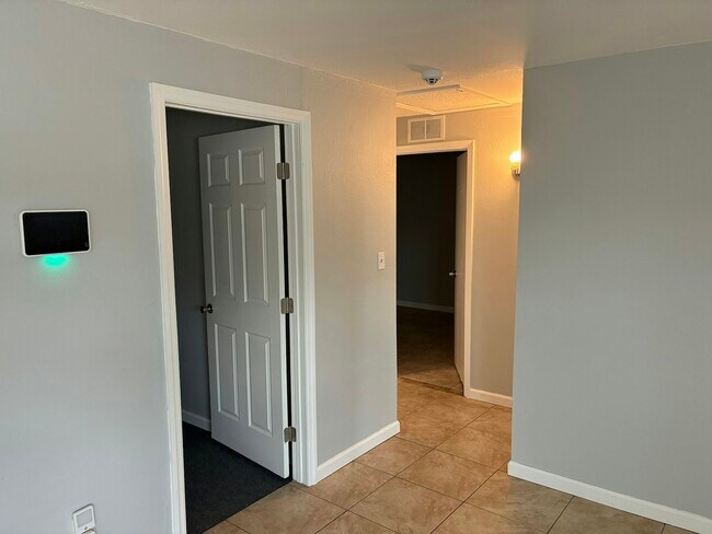 Building Photo - 202 Essex Dr