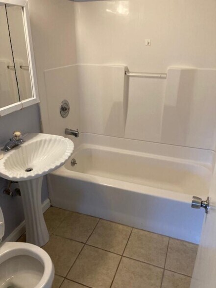 Building Photo - 321 Ridgedale Rd