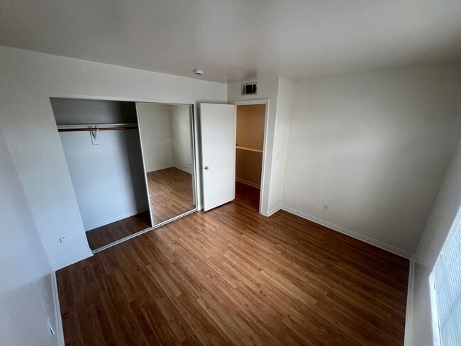 Building Photo - 3 bedrom 2.5 bath Gated Community Townhome with community  Pool, Spa & Private Garage