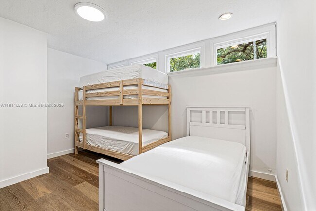 Building Photo - 11015 Lakeside Dr