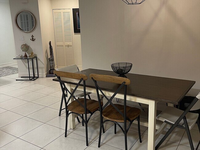 Building Photo - 1337 Center Ln