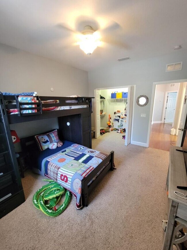 Building Photo - Fully Renovated Large 3 Bed 2.5 Bath 2 Car Garage Townhouse in Perfect Location