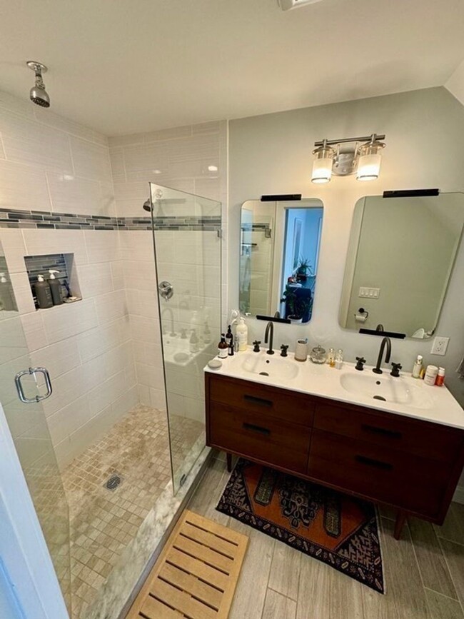 Building Photo - Spacious 3 Bed 2.5 Bath with Parking!