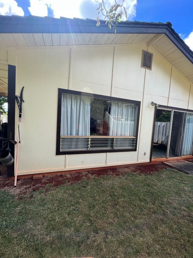 Building Photo - Single Level 3 bedroom / 2 bath house with a 2 car garage in Waipio **First Showing on Wednesday,...