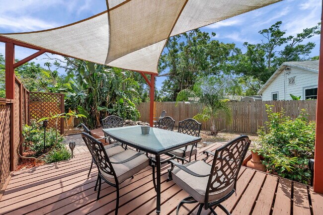 Building Photo - Fully Furnished Pool Home | Flexible Lease...