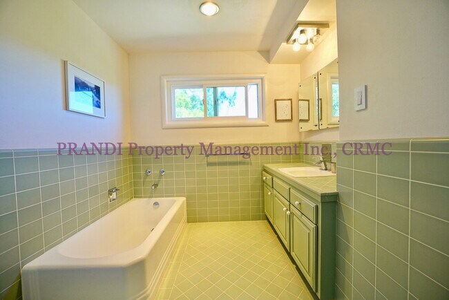 Building Photo - Spacious Greenbrae View Home with Privacy ...