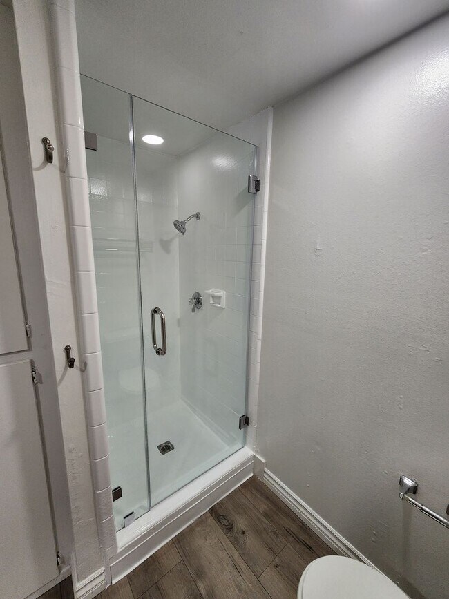 Building Photo - Beautiful Newly Renovated 3 Bedroom 2 Bath...