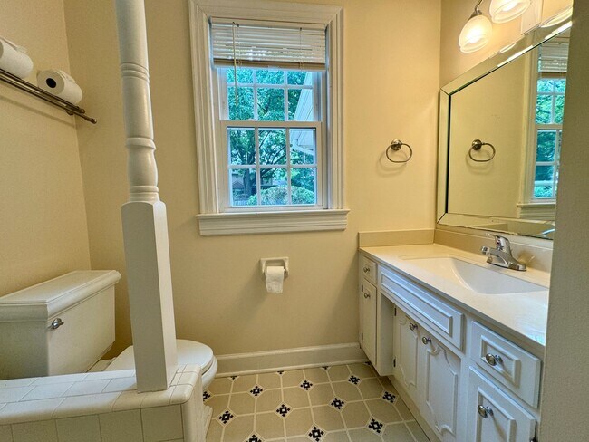 Building Photo - Charming Green Hills Single Family Home