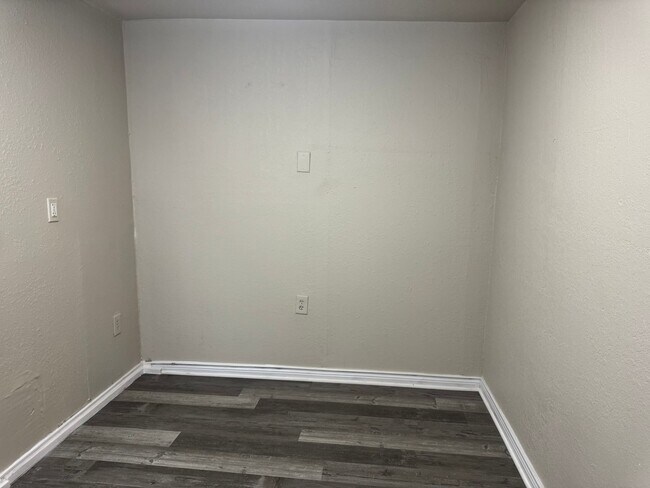 Building Photo - Move In Ready! Charming Corner Lot Home wi...