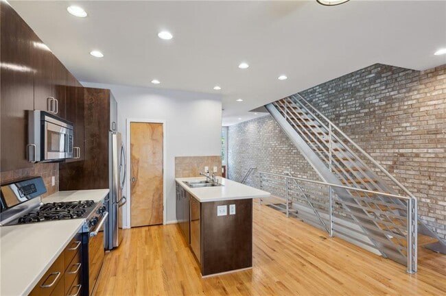 Building Photo - 1294 Fernwood Cir NE