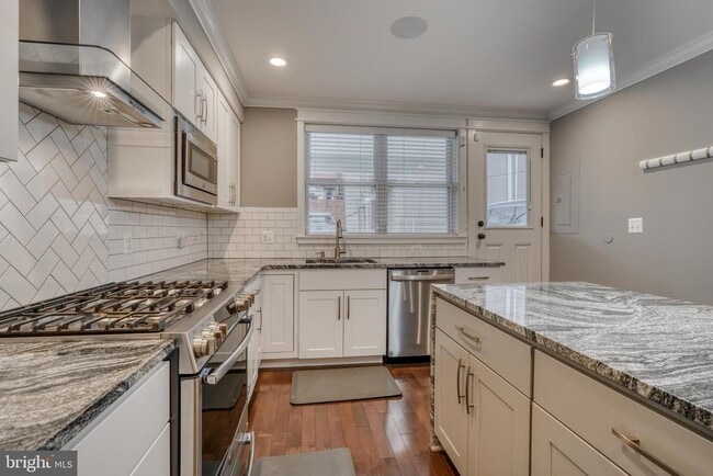 Building Photo - 939 Baylis St