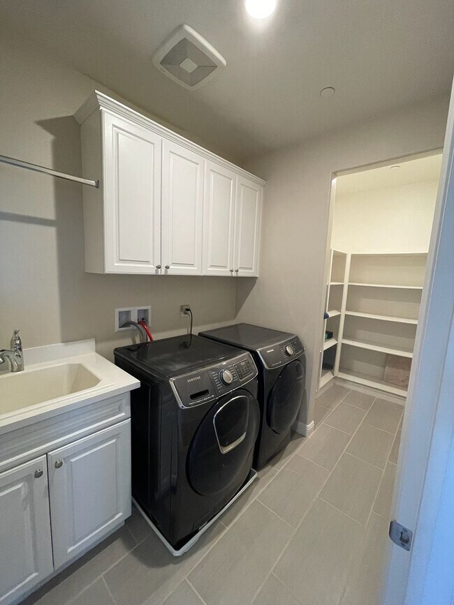 Building Photo - Stunning 4 bedroom home in Vista-With Solar!