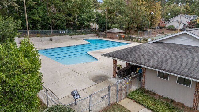 Building Photo - Adorable End-Unit Townhome in Desirable No...