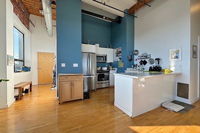 Building Photo - Avl Now - Downtown Salem luxury loft-style...