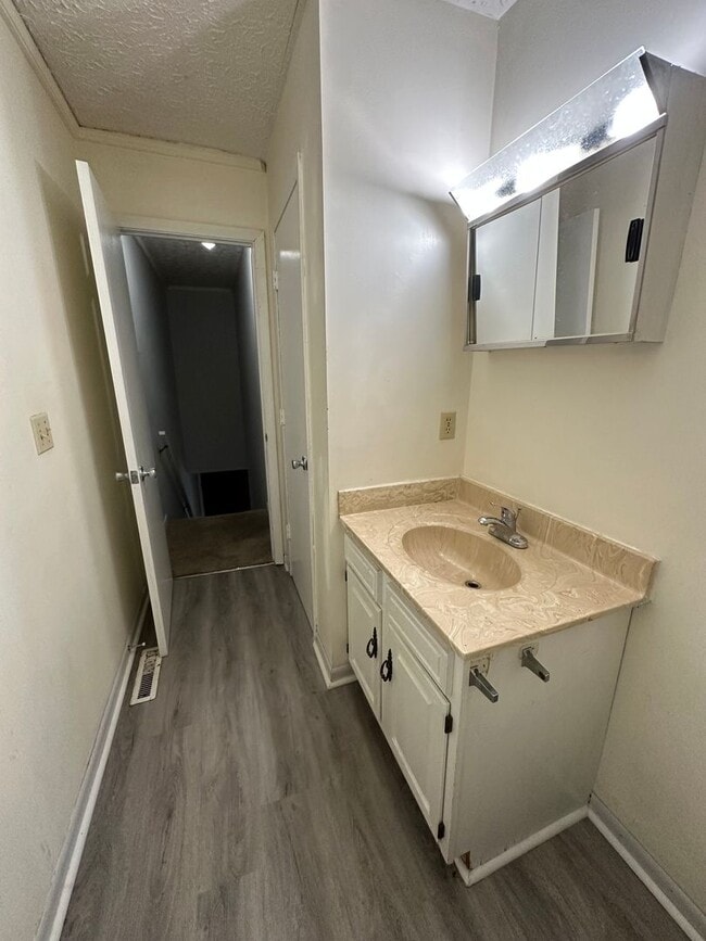 Building Photo - 2 Bedrooms 1.5 baths Townhouse, Kingsport TN