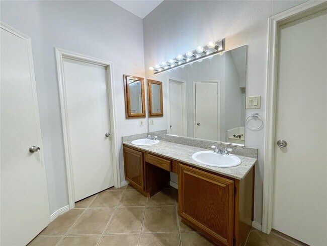 Building Photo - 2614 Double Lake Dr