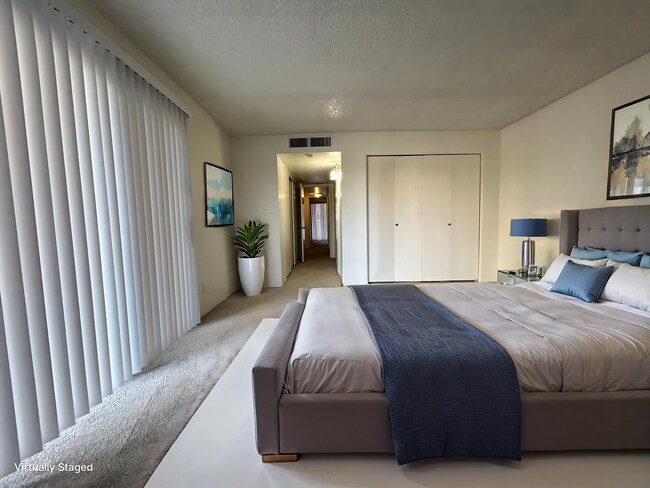 Building Photo - On the Lake, 2 Bed, 2 Bath, Great Views!