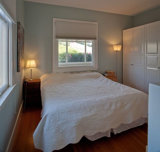 Building Photo - Gorgeous 3 bedroom Home Overlooking Bellin...