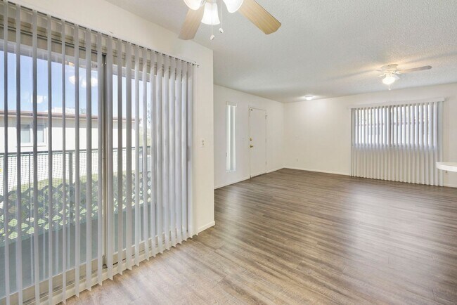 Building Photo - Moon Valley Townhouse at 7th and T-Bird!