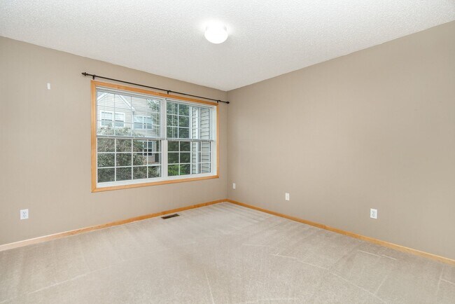 Building Photo - 2 Bed | 2 Bath in The Lakes of Blaine