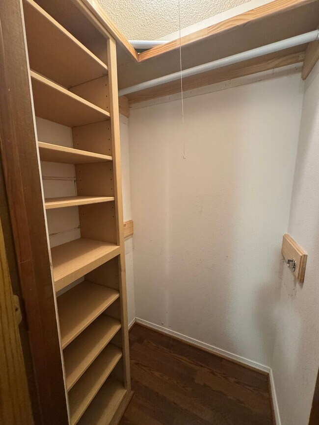 Building Photo - Adorable 4bedrooms 2bathrooms 2car garage CH/A