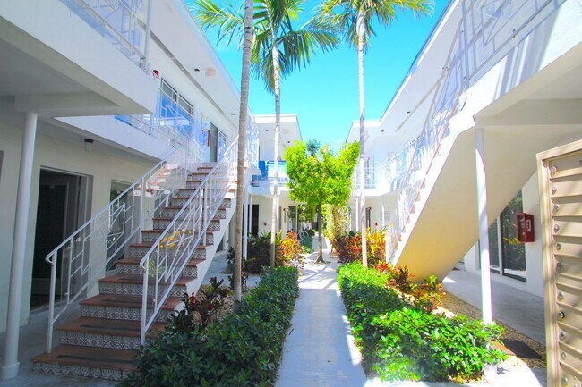 Building Photo - Tastefully furnished 1bed/1bath in the heart of South Beach!