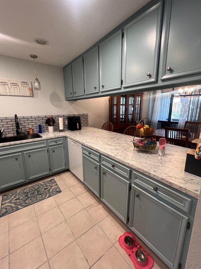 Building Photo - 307 Crestview