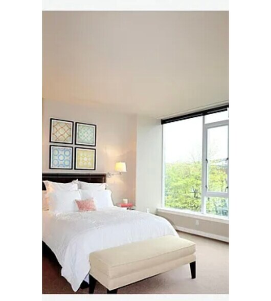 Building Photo - 1900 S River Dr