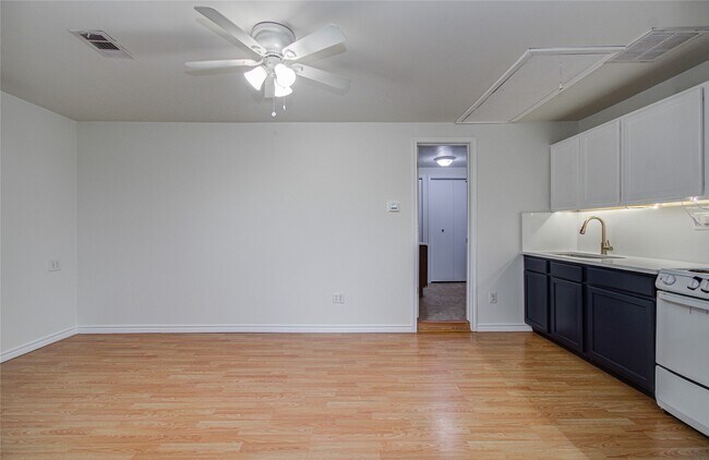 Building Photo - 15510 Cypress Garden Dr