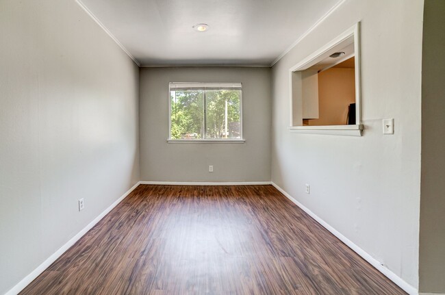 Building Photo - Renovated ALL BILLS PAID 1 bedroom in desi...