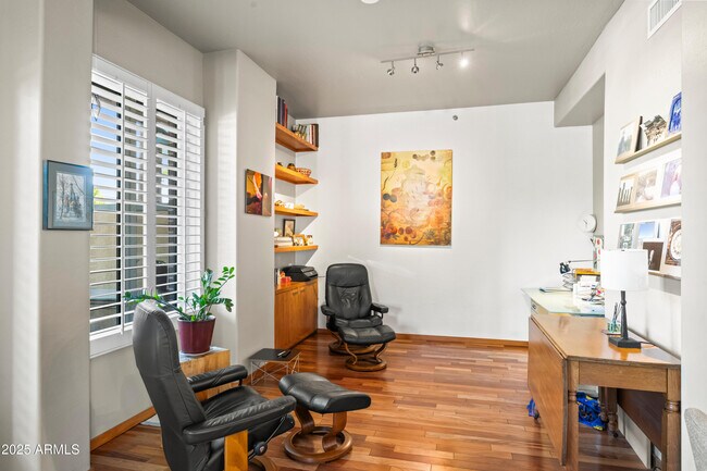 Building Photo - 17 W Vernon Ave