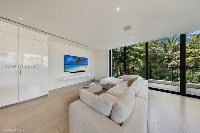 Building Photo - 420 N Hibiscus Dr