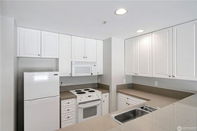 Building Photo - Top-Floor Condo with Office/Den + Private ...