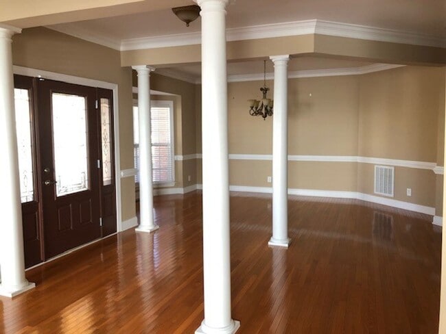 Building Photo - Fabulous home! 5 Bedrooms, 4 Bathrooms!!