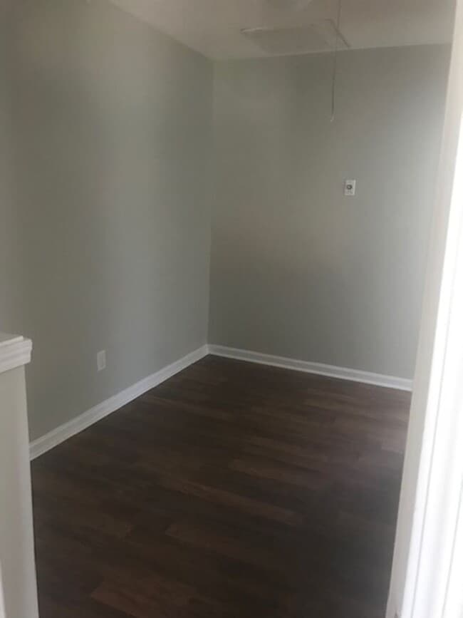 Building Photo - 3 Bedroom End Unit Townhome!