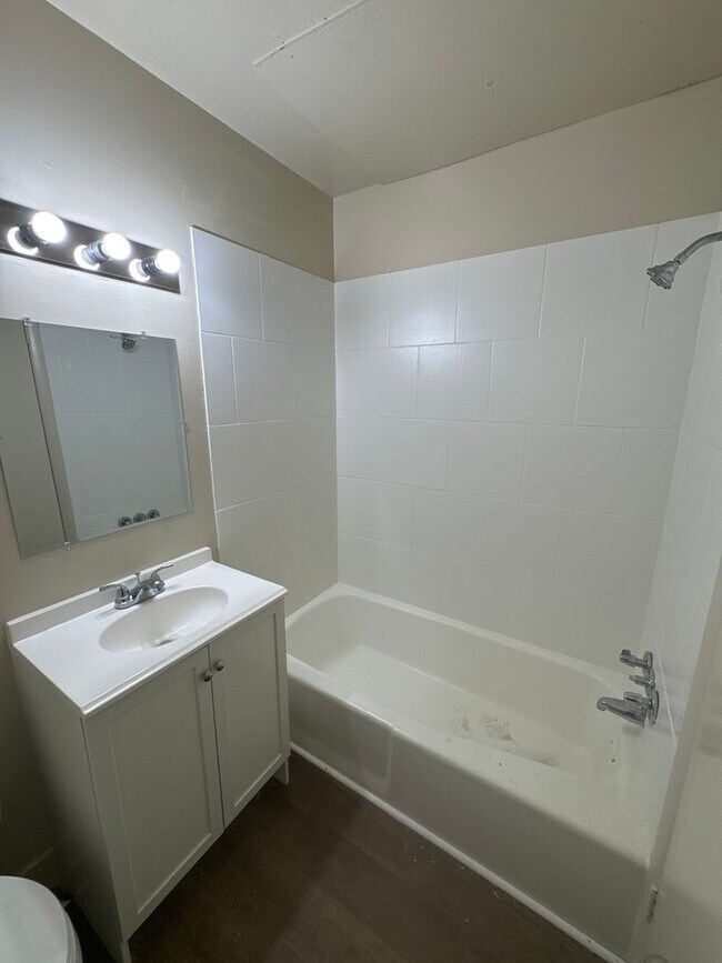 Building Photo - 44 S 200 E