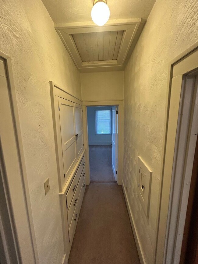 Building Photo - 1439 Vassar Dr