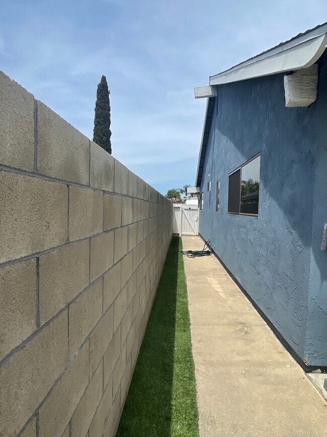 Building Photo - Lovely 2 bed, 2 bath Duplex Home in Orange