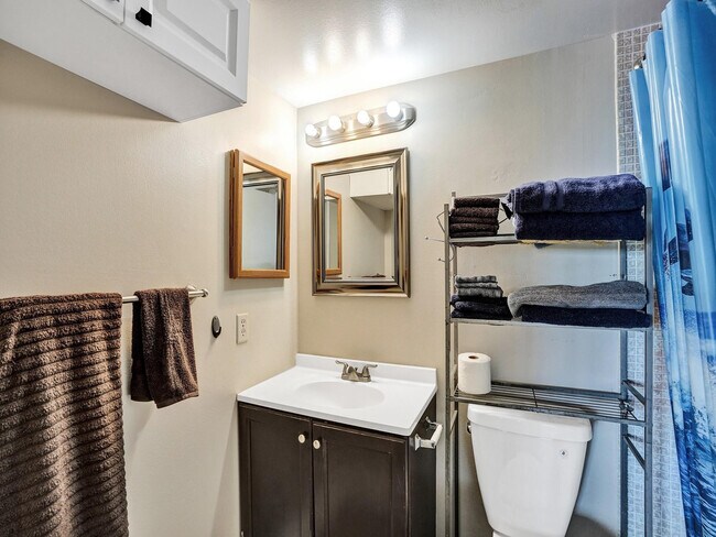 Building Photo - 3014 Cornwall A