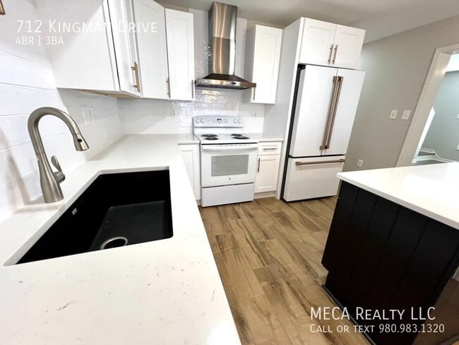Building Photo - 712 Kingman Dr