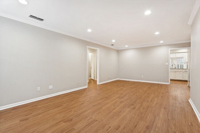 Building Photo - GROUND-FLOOR 2-BEDROOM ALAMO HEIGHTS CONDOMINIUM