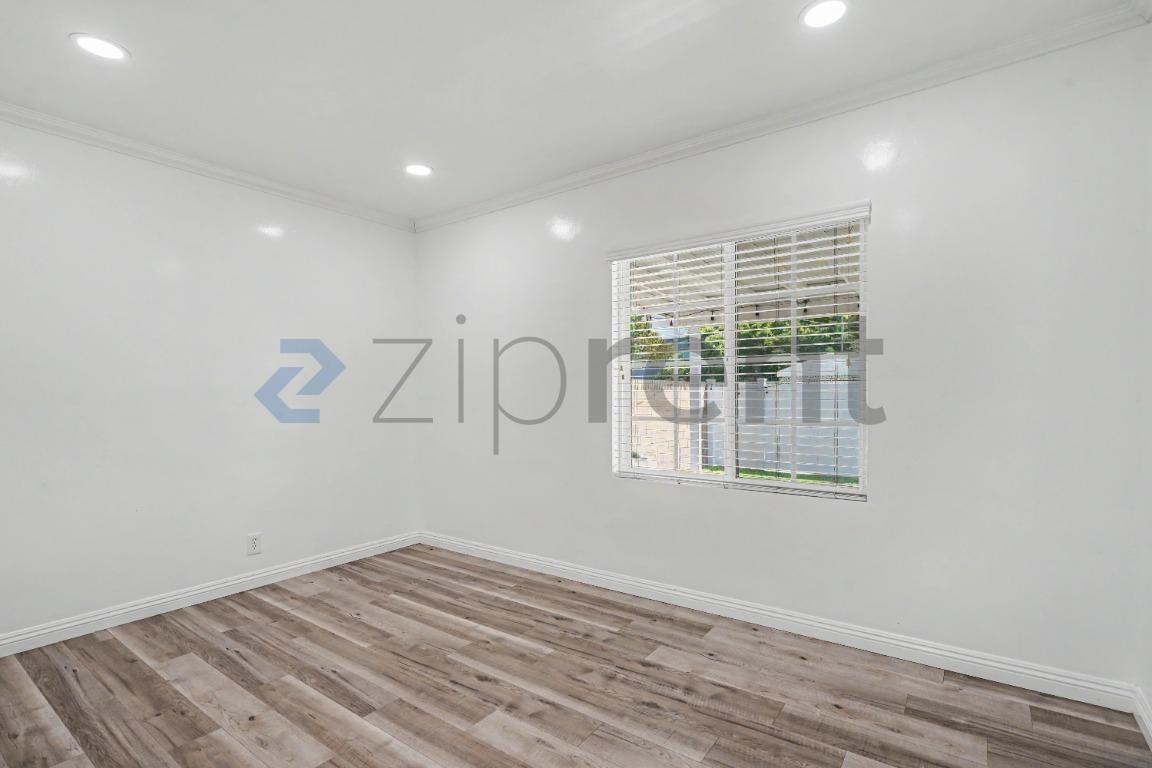 Building Photo - Unit