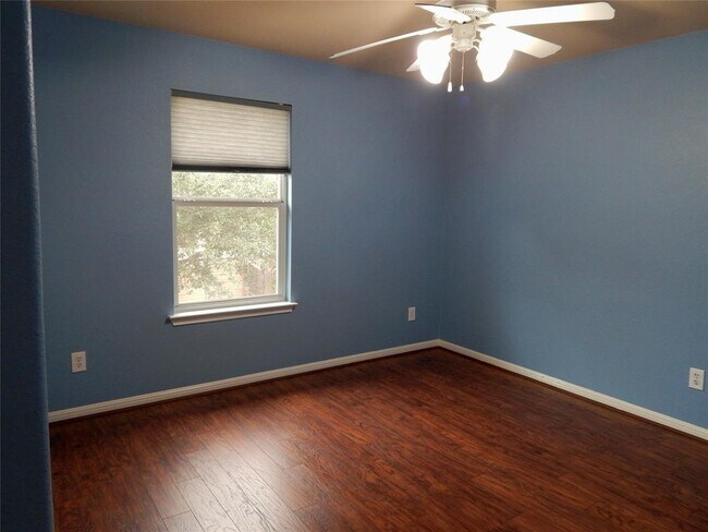 Building Photo - 1110 Willowbrook Dr