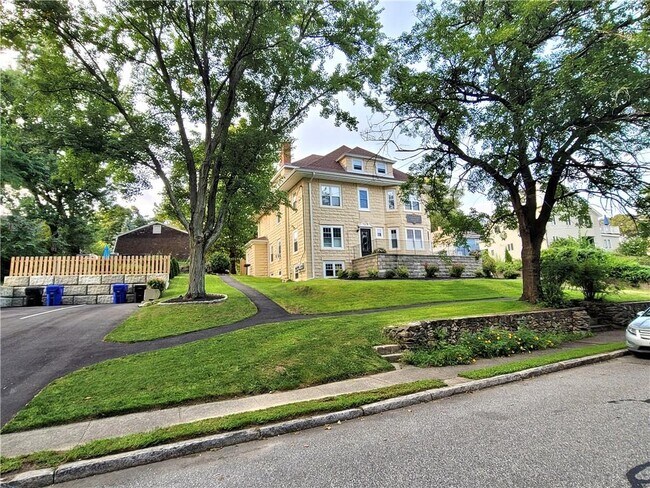 Building Photo - 141 Bourne Ave