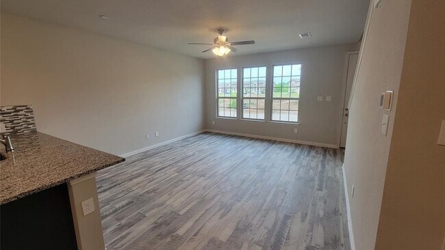Building Photo - 3333 Solana Cir
