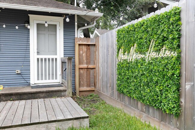 Building Photo - 725 Peddie St