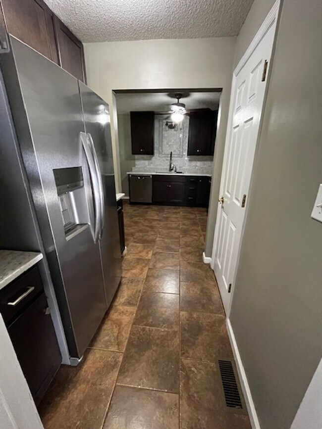 Building Photo - ***COMING SOON, JUNE 1ST*** 3 Bedroom 2 Bath house with attached garage, sun room, large back deck